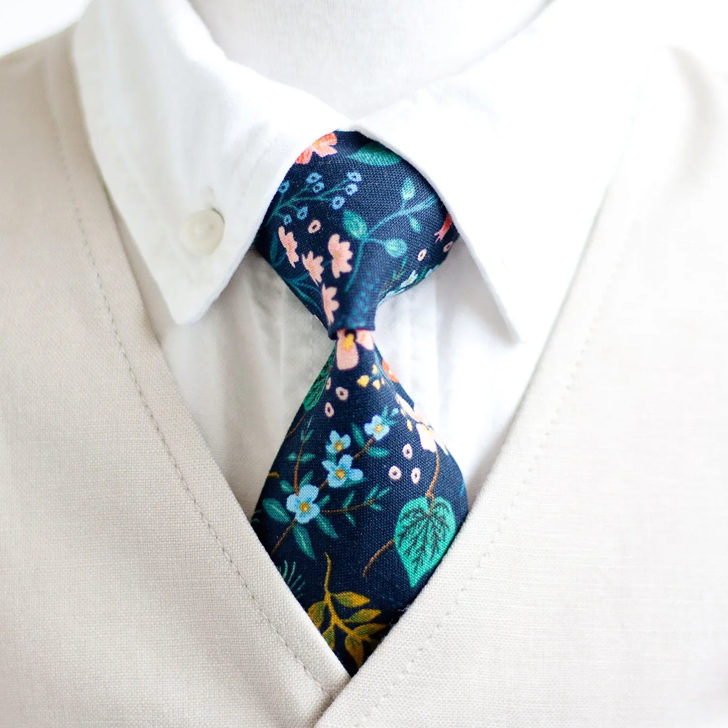 Boy's Necktie / Navy Metallic Floral