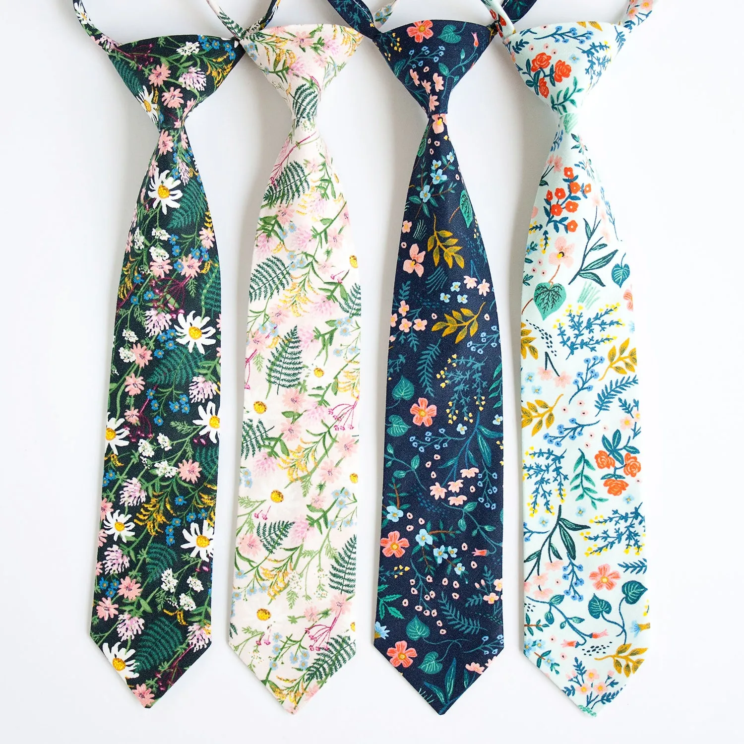 Boy's Necktie / Navy Metallic Floral